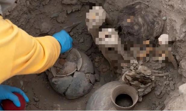 Đào đường, nhóm công nhân "đụng độ" 8 xác ướp