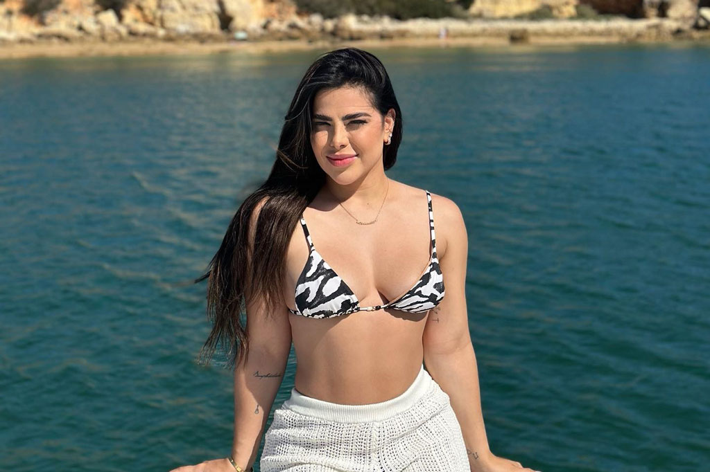 Nữ ca sĩ bốc lửa vừa lên xe hoa với cựu sao Man Utd