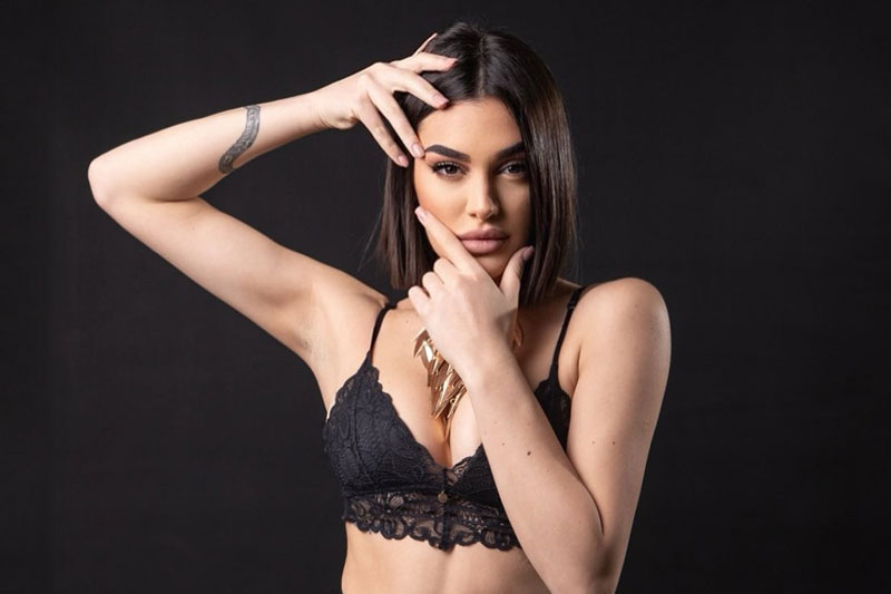 Vẻ nóng bỏng khó cưỡng của nữ vũ công đang hẹn hò với đội phó Man City