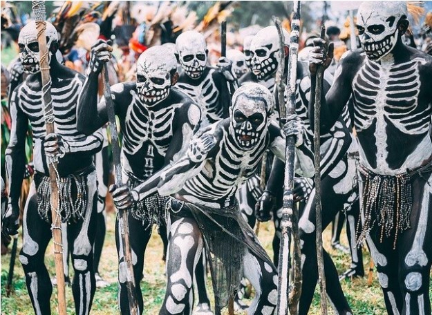 Bộ tộc kỳ quái với những 'bộ xương' di động, sống biệt lập giữa núi rừng