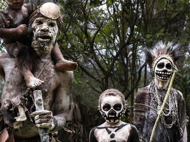 Bộ tộc kỳ quái với những 'bộ xương' di động, sống biệt lập giữa núi rừng