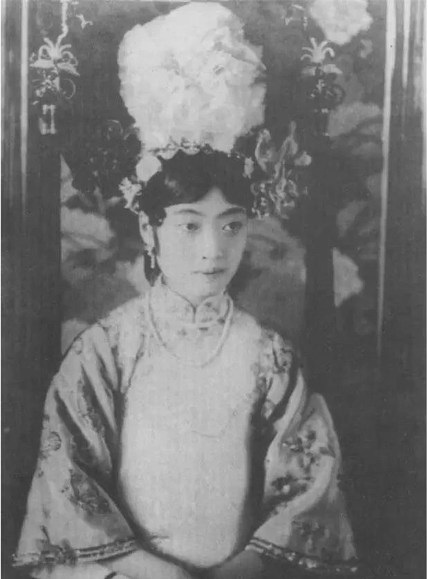Bức ảnh định mệnh của Hoàng hậu Uyển Dung: Bắt trọn khoảnh khắc bà làm một thói quen, bi kịch cũng từ đó mà ra - Ảnh 2.