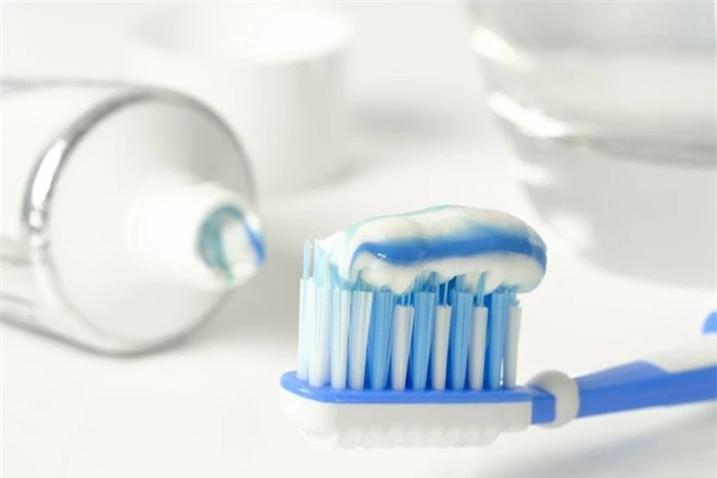 Có nên nhúng kem đánh răng vào nước trước khi đánh răng không? Nhiều người không hiểu rõ nên răng ố vàng - 2