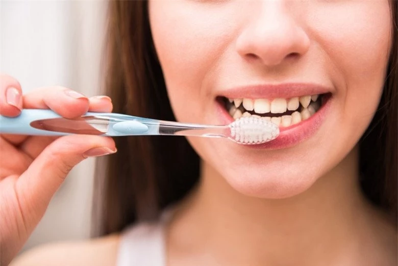 Có nên nhúng kem đánh răng vào nước trước khi đánh răng không? Nhiều người không hiểu rõ nên răng ố vàng - 3
