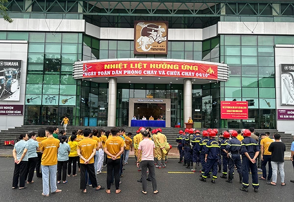Đà Nẵng: Thực tập chữa cháy xảy ra tại sân khấu Nhà hát Trưng Vương