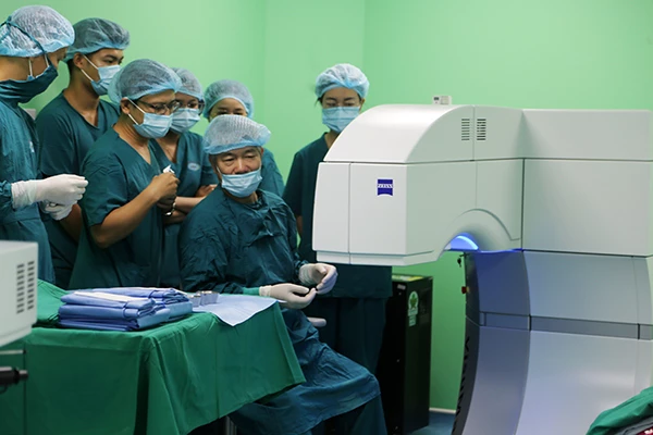 Ngày 10/10, BV Mắt Việt An Đà Nẵng đã chính thức khai trương, đưa vào hoạt động hệ thống máy phẫu thuật khúc xạ VISUMAX hiện đại hàng đầu thế giới.