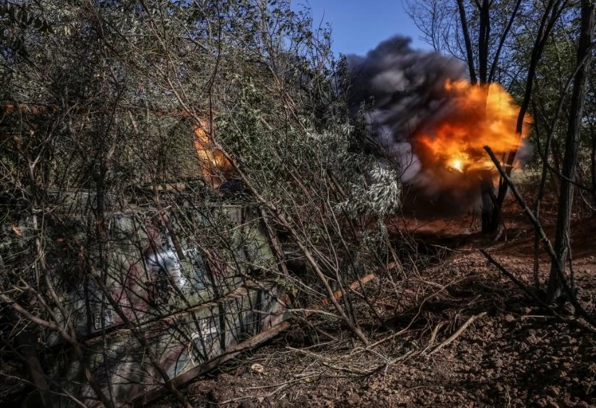 Ukraine khai hỏa lựu pháo tự hành M109 ở khu vực Donetsk. Ảnh: Reuters.
