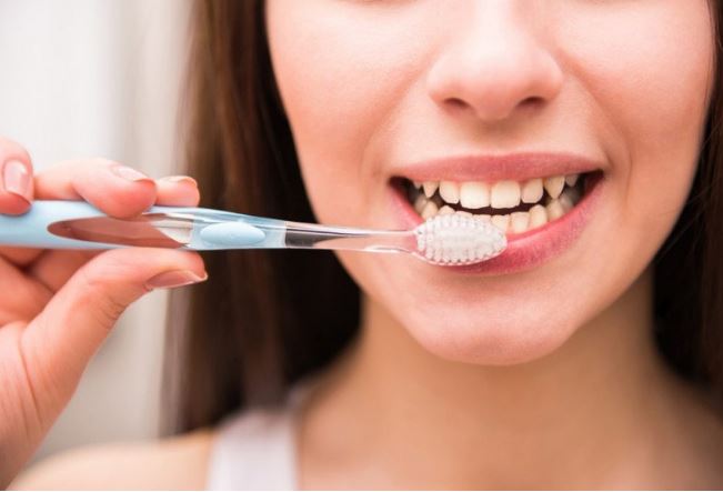 Có nên nhúng kem đánh răng vào nước trước khi đánh răng không? Nhiều người không hiểu rõ nên răng ố vàng