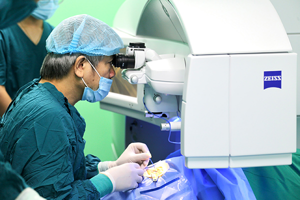 Bệnh viện Mắt Việt An Đà Nẵng khai trương máy phẫu thuật khúc xạ VISUMAX công nghệ hàng đầu thế giới 