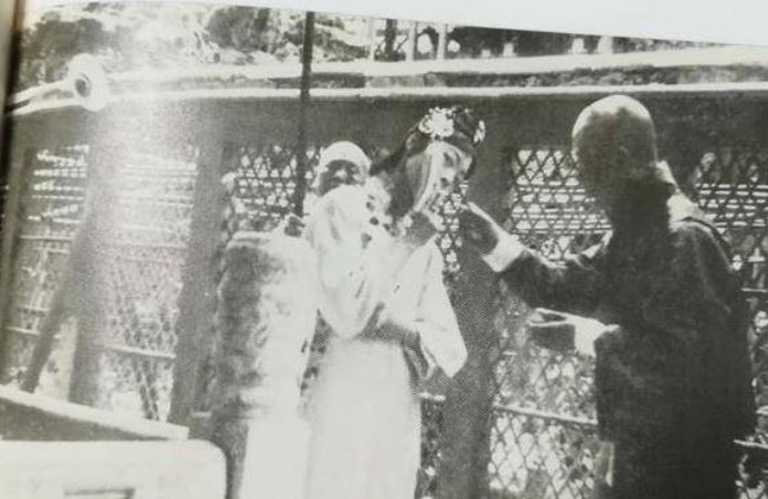 Bức ảnh định mệnh của Hoàng hậu Uyển Dung: Bắt trọn khoảnh khắc bà làm một thói quen, bi kịch cũng từ đó mà ra