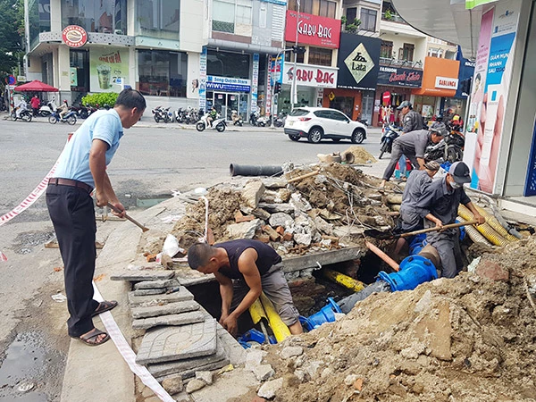 Khẩn trương nạo vét, khơi thống cống rãnh phòng chống ngập úng khu vực trung tâm đô thị Đà Nẵng do mưa lớn.