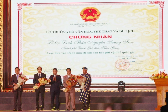 Đón nhận Bằng Di sản văn hóa phi vật thể quốc gia "Lễ hội Đình thần Nguyễn Trung Trực - Rạch Giá, tỉnh Kiên Giang"