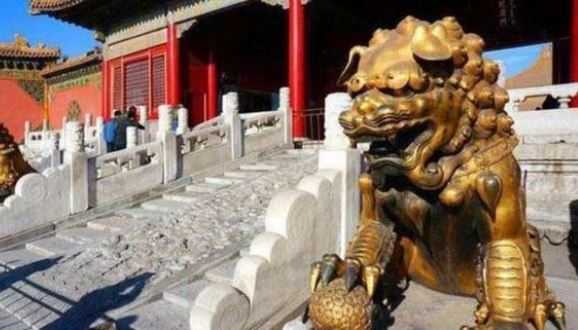 Vì sao sư tử trong Tử Cấm Thành có đôi tai cụp xuống? Nghe lý do sửng sốt vì người xưa quá uyên thâm!