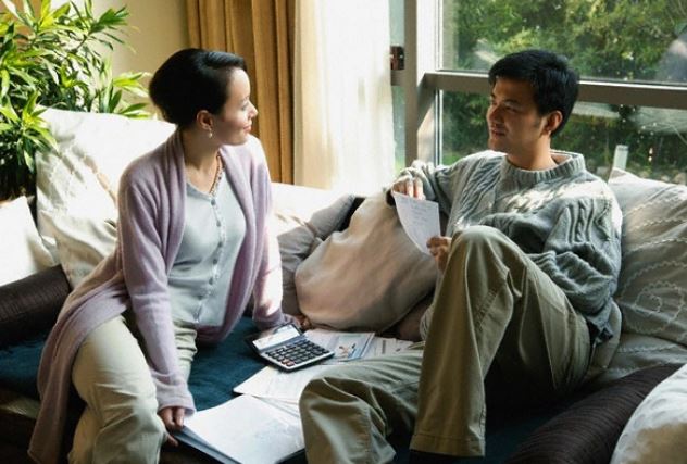 Vừa thấy tôi từ chối chuyện cưới xin, mẹ bạn trai hớn hở rút ngay điện thoại ra gọi cho con trai rồi cả tối đó nhắn tin nhắc nhở tôi giữ vững lập trường