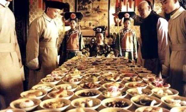 Từ Hi Thái Hậu ăn 300 quả dưa hấu một lần và thói quen lãng phí thức ăn đến mức đầu bếp phải lén lút 'ra tay' sau lưng