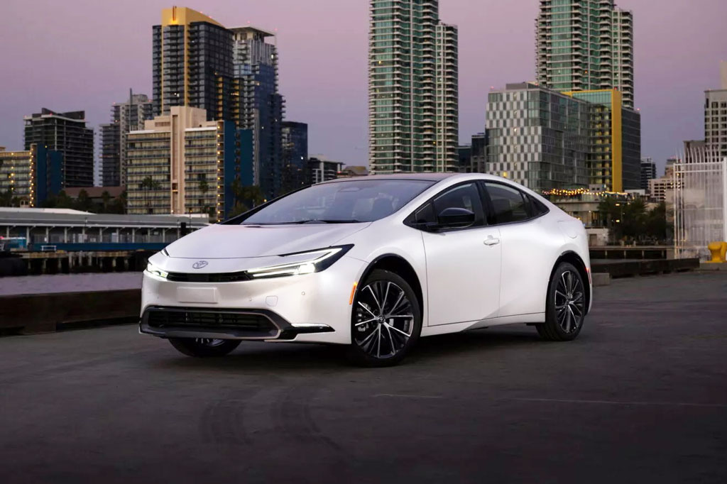 Toyota Prius 2024 chốt giá gần 700 triệu đồng