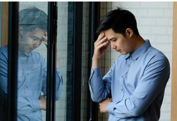 Thu dọn di vật của bố dượng đã qua đời, tôi phát hiện bí mật khủng khiếp trong chiếc hộp