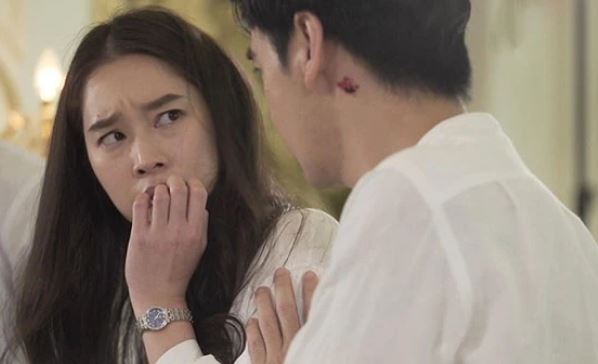 Khi tôi nằm lăn lộn trên đường không biết sống chết thế nào thì bạn trai lại dửng dưng lấy điện thoại ra chụp hình khiến ai nấy trố mắt kinh ngạc