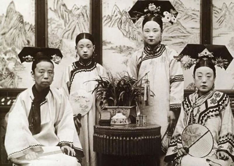 Loạt ảnh hiếm cuối thời nhà Thanh: Cung thủ trình diễn cách bắn tên, dung mạo vua và hoàng hậu cuối cùng