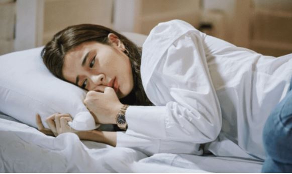 Ốm 3 ngày không ai hỏi han, bà hàng xóm nhìn mặt tôi nói mấy câu khiến mẹ chồng ngượng ngùng