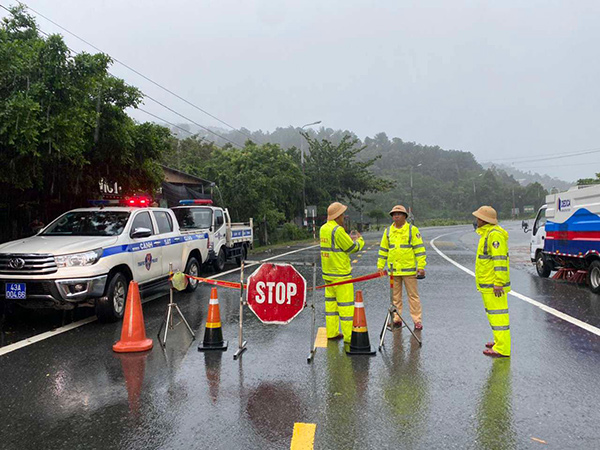 Tạm ngừng lưu thông qua đèo Hải Vân do mưa lớn gây sạt lở