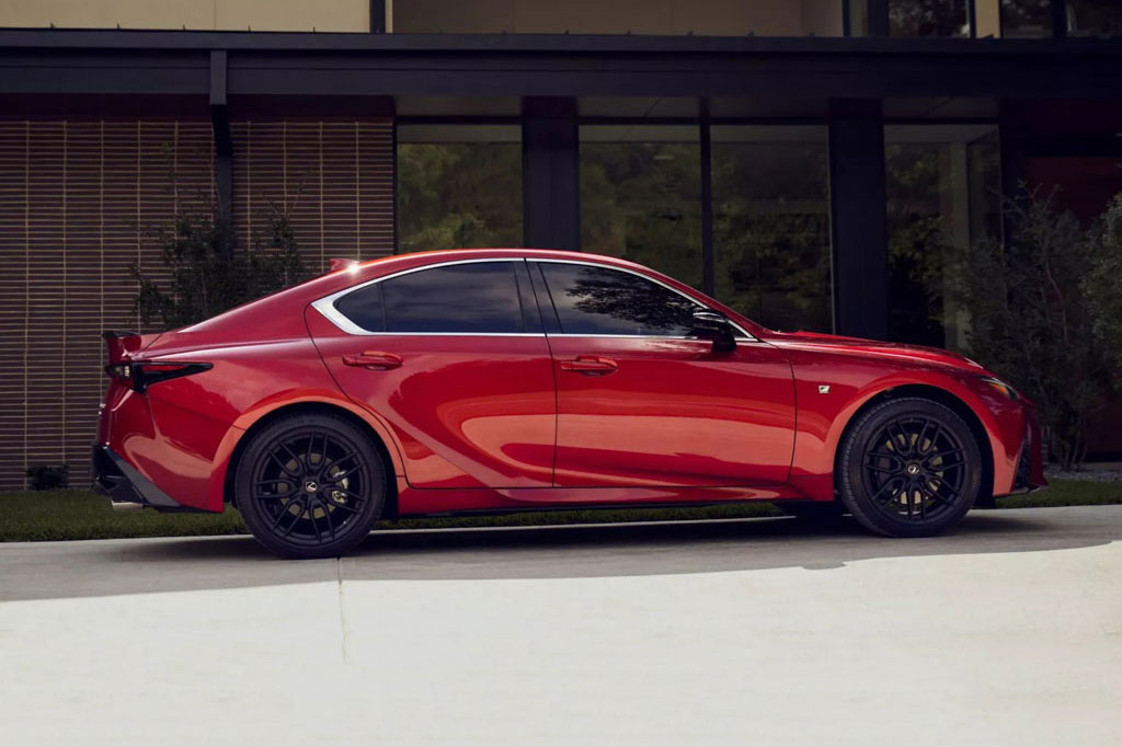 Lexus IS 2024 chốt giá gần 1 tỷ đồng, cạnh tranh với Mercedes-Benz C-Class