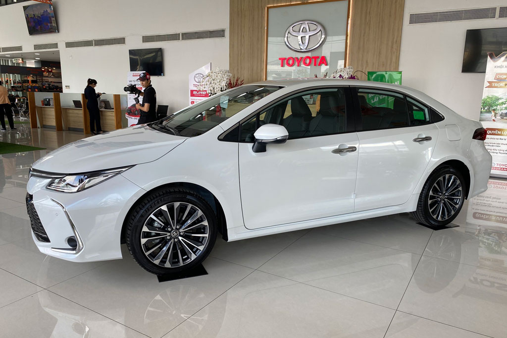 Cận cảnh Toyota Corolla Altis 2023 tại đại lý, đắt nhất 878 triệu đồng