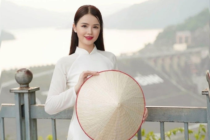 Á hậu Sao Mai diện áo dài, khoe sắc vóc thon thả hậu đăng quang