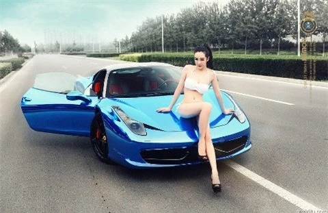 Bikini mát lạnh bên ngựa chứng Ferrari ảnh 4