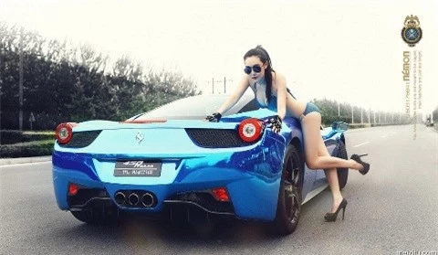 Bikini mát lạnh bên ngựa chứng Ferrari ảnh 8