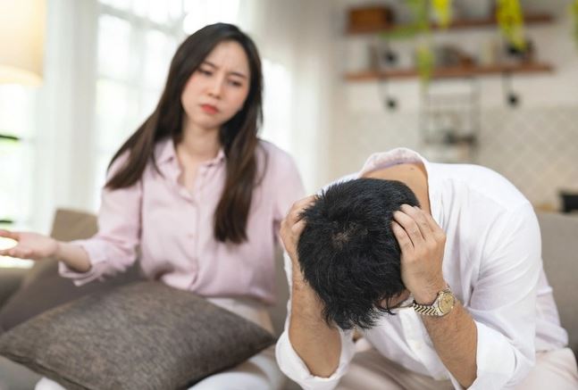 Dẫn bạn gái về ra mắt gia đình, mẹ tôi chẳng phản đối nhưng thở dài, nói một câu khiến tôi bối rối