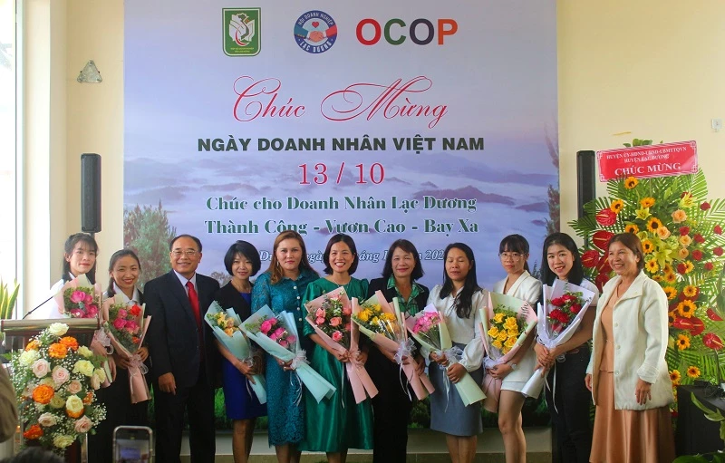Tặng hoa chúc mừng các nữ doanh nhân nhân ngày Doanh nhân Việt Nam và ngày Phụ nữ Việt Nam.