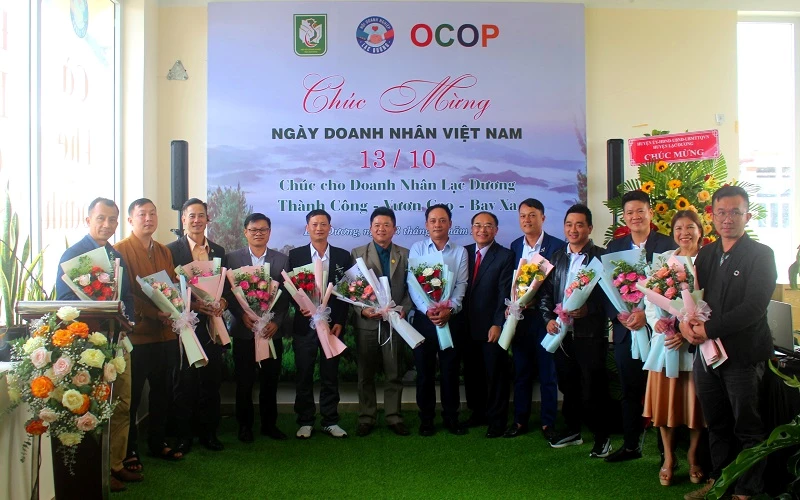 Lãnh đạo Hiệp hội Doanh nghiệp tỉnh Lâm Đồng tặng hoa chúc mừng các doanh nhân Lạc Dương.