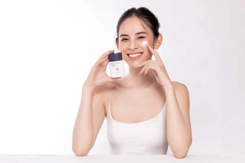 Ngắm nhan sắc 'vạn người mê' của người đẹp có 'nụ cười triệu view'