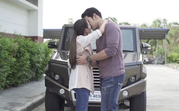 Dẫn bạn trai đến buổi họp lớp, cô bạn lớp trưởng lao đến hôn anh khiến tôi và mọi người tròn xoe mắt không hiểu chuyện gì đang xảy ra