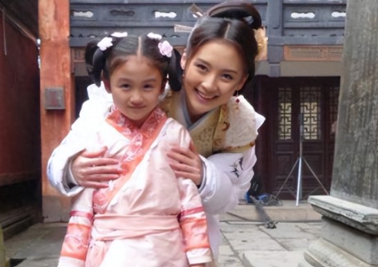 Sao nhí bị chê là "tiên nữ xấu xí", sốc đến mức phải đi du học: Cuộc đời giờ thay đổi 180 độ