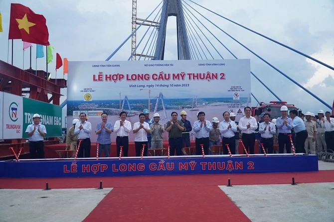Thủ tướng Phạm Minh Chính cùng lãnh đạo Bộ ngành, địa phương dự lễ hợp long cầu Mỹ Thuận 2