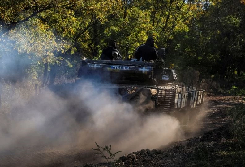 Binh lính Ukraine lái xe tăng ở khu vực Donetsk. Ảnh: Reuters.