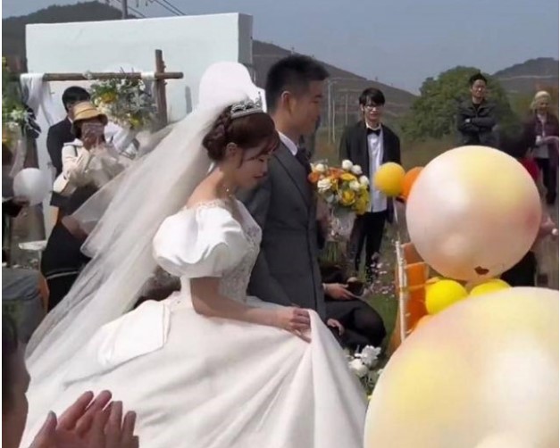 Lén tới đám cưới chồng cũ sau 3 năm ly hôn, người phụ nữ gục ngã khi thấy mặt cô dâu