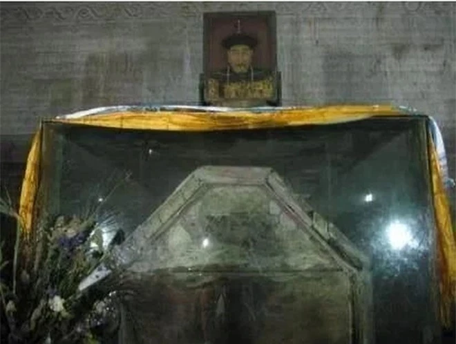 Càn quét lăng mộ Càn Long, Tôn Điện Anh vơ vét sạch mọi báu vật nhưng vứt lại 1 thứ, hơn 80 năm sau được định giá 460 tỉ đồng - Ảnh 10.