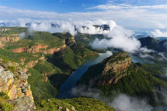 Hẻm núi Blyde River, ở Mpumalanga, miền đông Nam Phi được biết đến nhờ cấu trúc đá mê hoặc, thác nước đẹp và hang động ‘Echo Caves’ cổ đại. Blyde Riverdài 26 km và là hẻm núi lớn thứ ba trên Trái đất, sau Grand Canyon và Fish River Canyon.