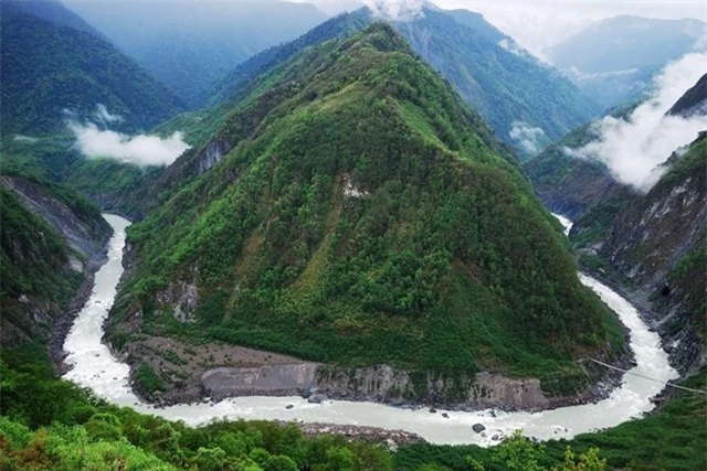 Yarlung Zangbo ở Tây Tạng là một trong những hẻm núi sâu nhất thế giới, trải dài trên 240km với nhiều cảnh quan kỳ vĩ.