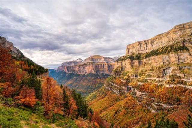 Hẻm núi Ordesa Pyrenees ở Tây Ban Nha là một địa điểm tuyệt đẹp để đi bộ đường dài. Đây cũng là thiên đường cho các loài động vật hoang dã quý bao gồm gấu nâu, capercaillie - một loài gà gô rừng lớn, kền kền và đại bàng vàng. Địa danh này được công nhận là Di sản thế giới của UNESCO vào năm 1997.