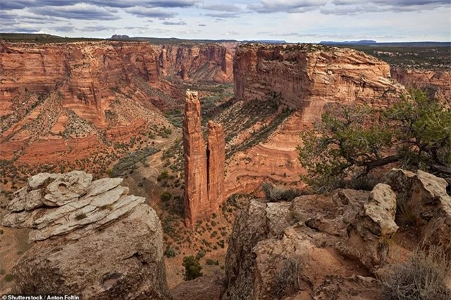 Nằm ở phía Đông Bắc Arizona, Canyon de Chelly National Monument là quê hương của những người thuộc bộ tộc Navajo trong gần 5.000 năm. Đến với hẻm núi này, bạn sẽ có cơ hội chiêm ngưỡng, khám phá đá nhện và những mặt vách đá sa thạch.