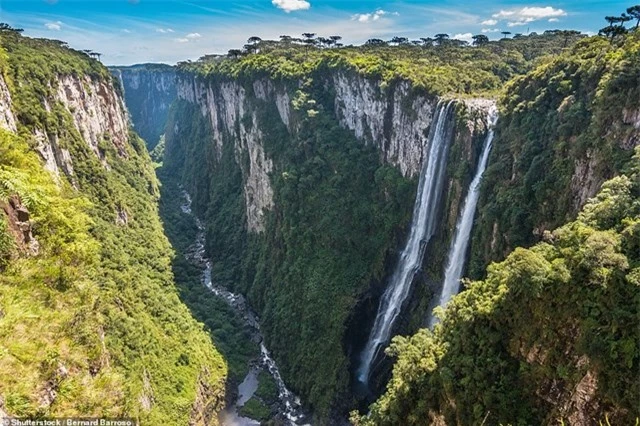 Hẻm núi Itaimbezinho ở vùng Parque Nacional de Aparados da Serra tại đất nước Brazil nổi tiếng với thảm thực vật nhiệt đới, thác nước đôi và vô số động vật hoang dã.