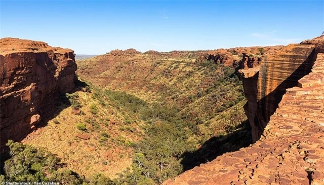 King's Canyon là một trong những điểm thu hút khách du lịch chính trong khu vực sa mạc của Lãnh thổ phía Bắc ở Australia. Các mái vòm bí ẩn, những vách đá sắc nét và cảnh quan của sa mạc xung quanh giống như một món quà dành tặng cho khách du lịch khi ghé thăm địa danh này.