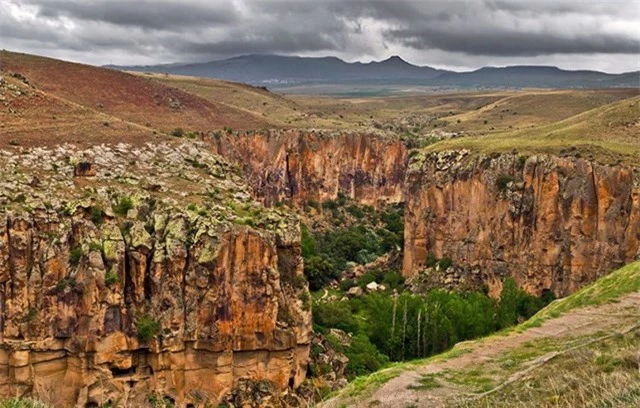 Cappadocia của Thổ Nhĩ Kỳ giàu có về phong cảnh núi non và các thành phố dưới lòng đất. Chính tại khu vực này, hẻm núi Ihlara tọa lạc, quyến rũ khách du lịch và khách du lịch với sự hùng vĩ và uy quyền tự nhiên.