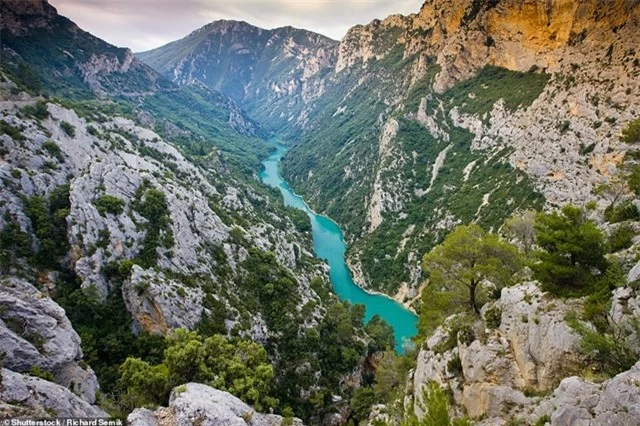 Nằm ở trung tâm của vùng đông nam nước Pháp, hẻm núi Gorges du Verdon (Verdon Gorge) còn được biết đến là hẻm núi khổng lồ của châu Âu.Cách đây 250 triệu năm trước, khu vực này ở dưới nước biển. Sau quá trình kiến tạo đáy biển, các đỉnh đá vôi được hình thành. Khi kỷ băng hà xuất hiện, các dòng sông băng chảy qua tạo thành những vách đá ấn tượng như bạn thấy ngày nay. Nơi này được lấy tên từ dòng nước màu ngọc lam tuyệt đẹp chảy qua hẻm núi.