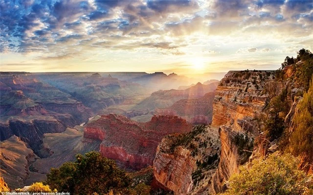 Grand Canyon được hình thành nhờ dòng chảy của sông Colorado từ thời kỳ Tiền Cambri với chiều dài lên đến hơn 446km, rộng từ 0,4 - 24 km, sâu 1.600 mét. Trải qua hàng triệu năm bị nước chảy bào mòn, những hẻm đá lộ ra màu sắc rực rỡ, với vẻ đẹp siêu thực vô cùng ấn tượng.