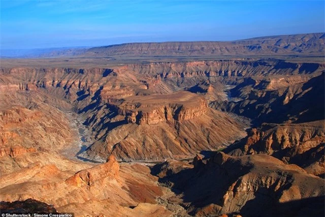 Nằm ở phía nam của Namibia, Fish River có độ sâu 550m, rộng 27km và dài 160km, làmột trong những hẻm núi rộng lớn nhất ở châu Phi. Để đi hết chiều dài của hẻm núi này, du khách sẽ phải mất đến năm ngày đi bộ. 